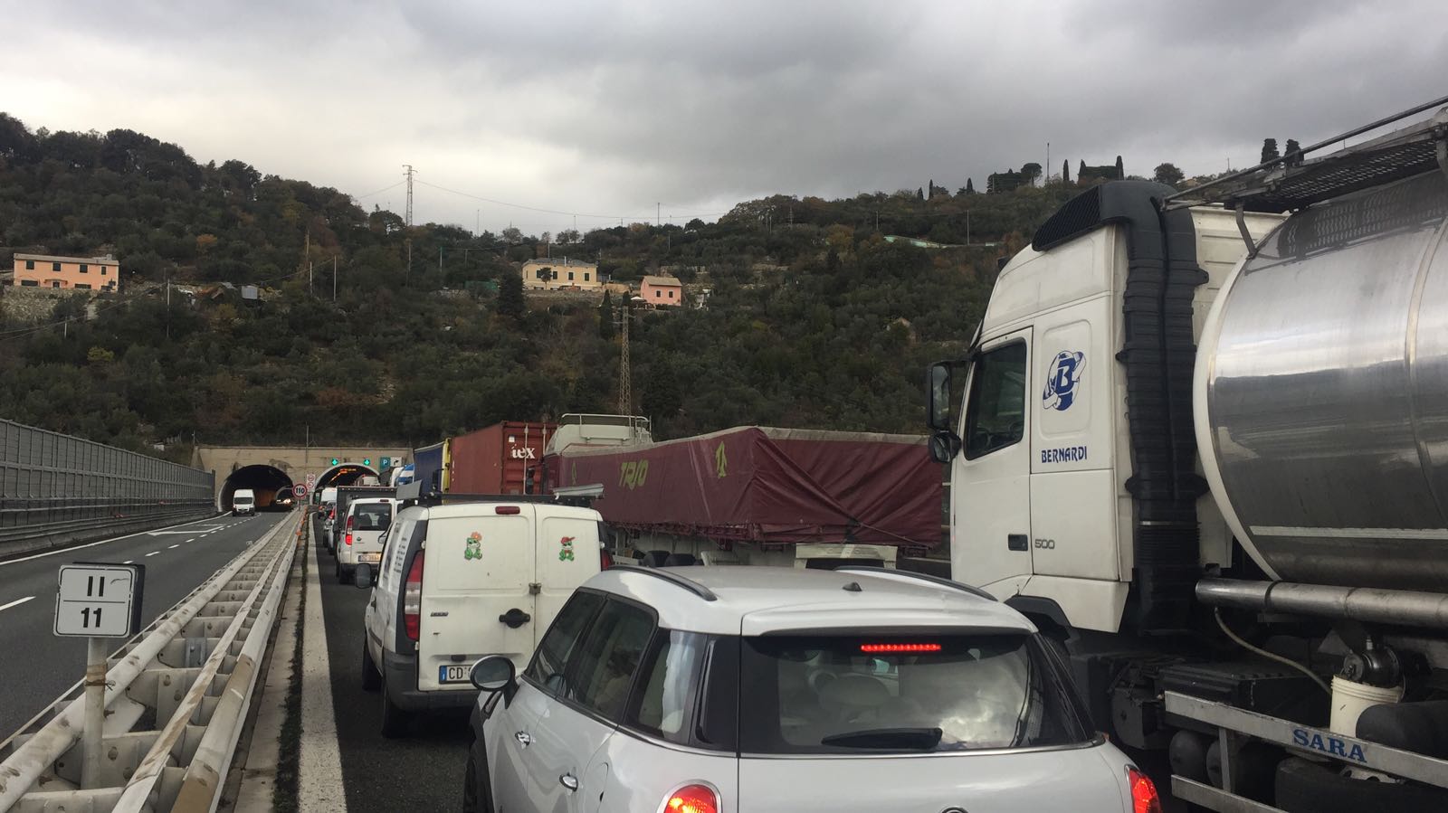 Tamponamento tra camion sulla A7: traffico in tilt in autostrada e in città