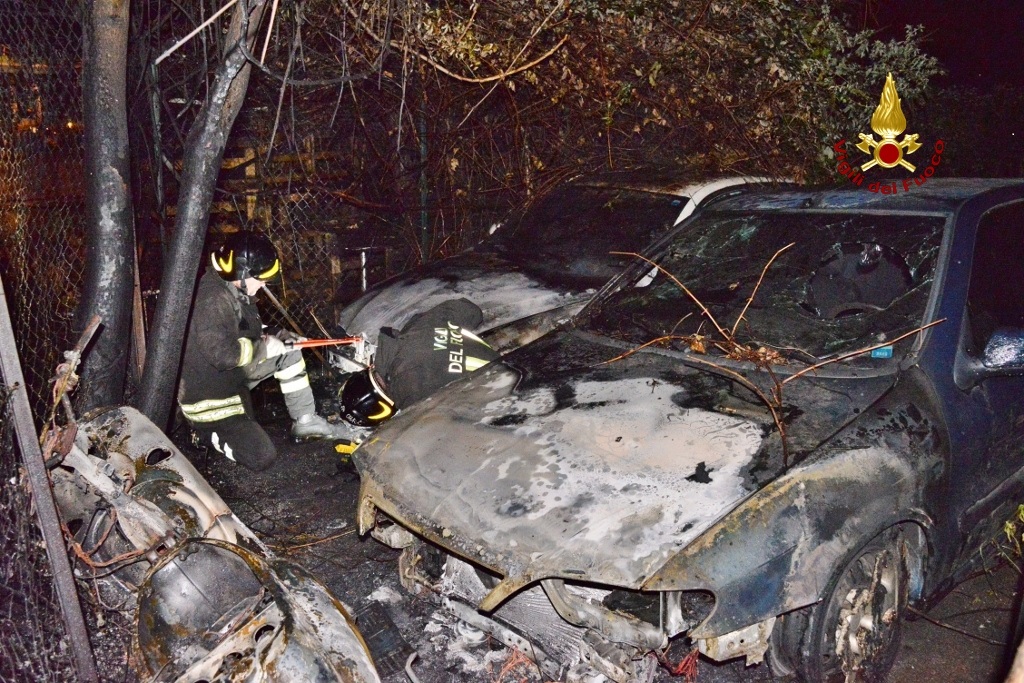 Incendio auto a Bolzaneto, le fiamme invadono il boschetto 