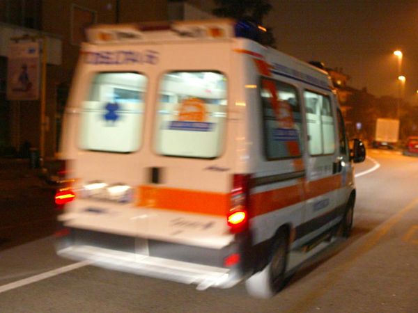 Scontro auto-moto in via Torti, grave all’ospedale il centauro