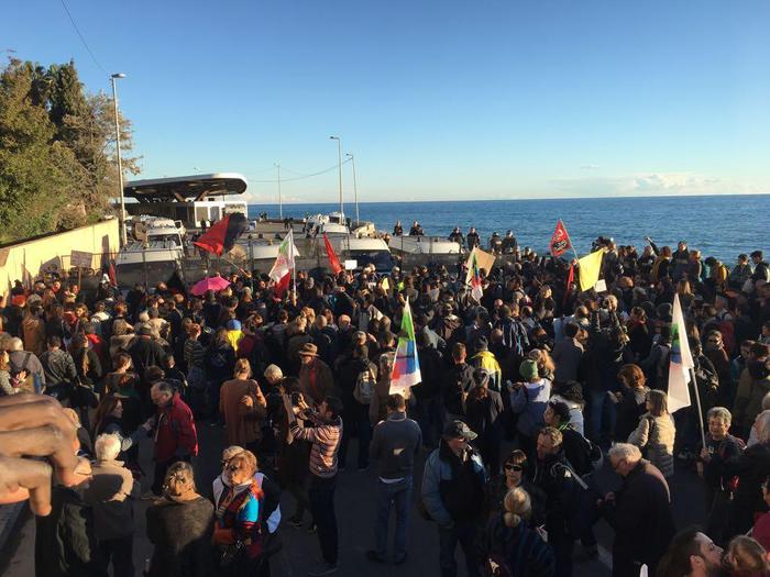 Migranti: corteo francese a Ventimiglia contro le frontiere 