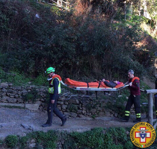 Turista si rompe la caviglia, rifiuta di andare in ospedale e chiama un taxi