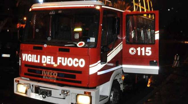 Incendio nel centro di Loano, paura nella notte tra i residenti