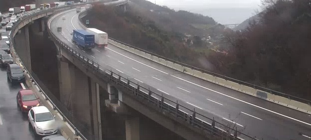 Camion esce di strada in A26 tra Masone e Voltri: un ferito in codice giallo