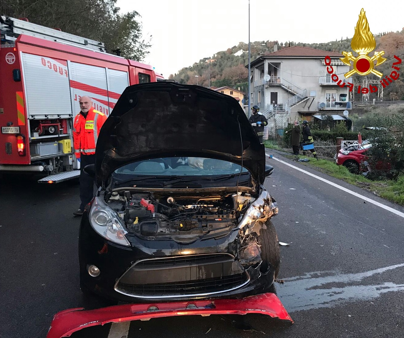 Scontro sull'Aurelia, auto sfonda recinzione e resta in bilico su un muretto 