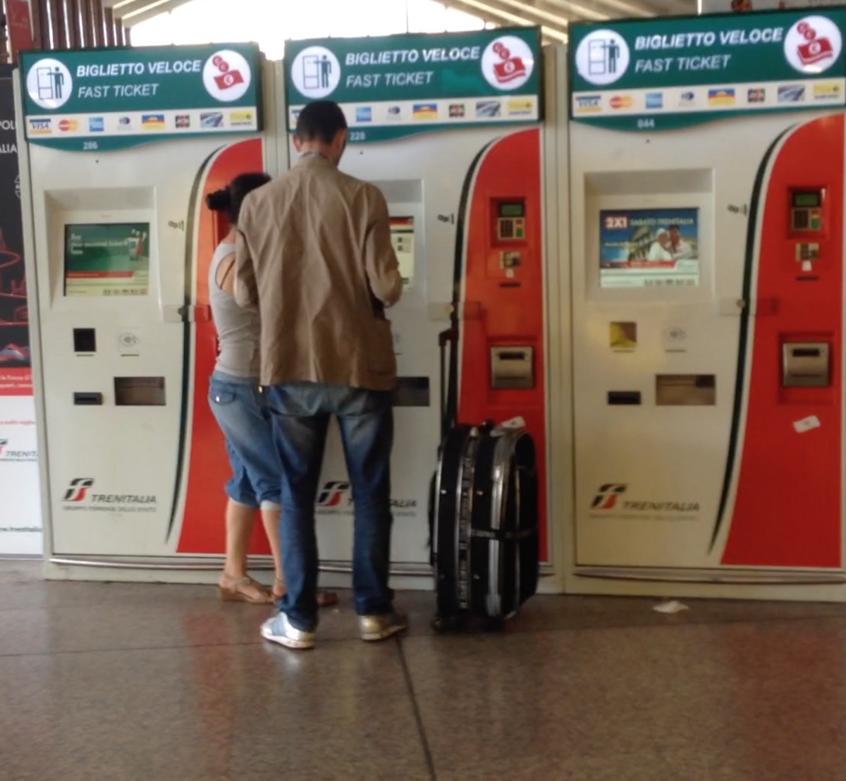 Forzano la porta e svaligiano la biglietteria della stazione: è caccia ai ladri