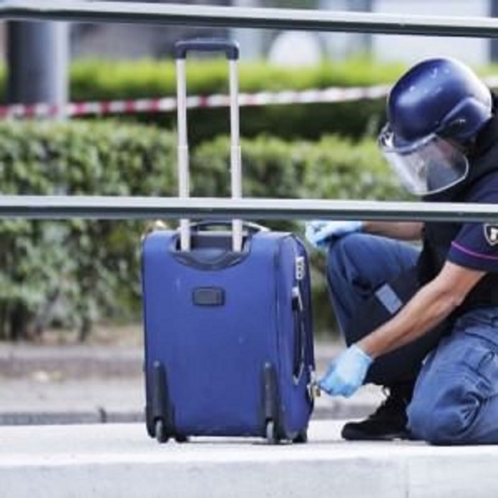 Torinesi dimenticano la valigia, scatta l'allarme bomba in strada