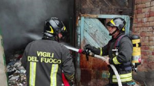 Incendio di un box nell'imperiese: esplodono due bombole del gas