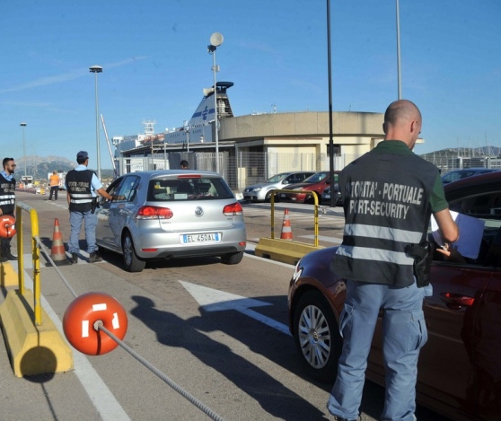 Soldi nel furgone in porto: spunta l'ipotesi money transfer clandestino 