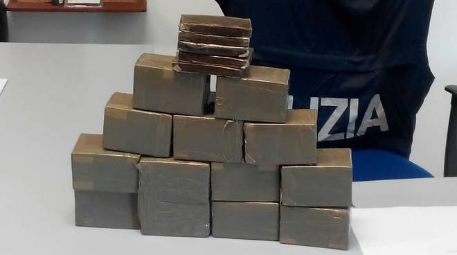 Disoccupato vive spacciando, arrestato con 3 kg e mezzo di hashish