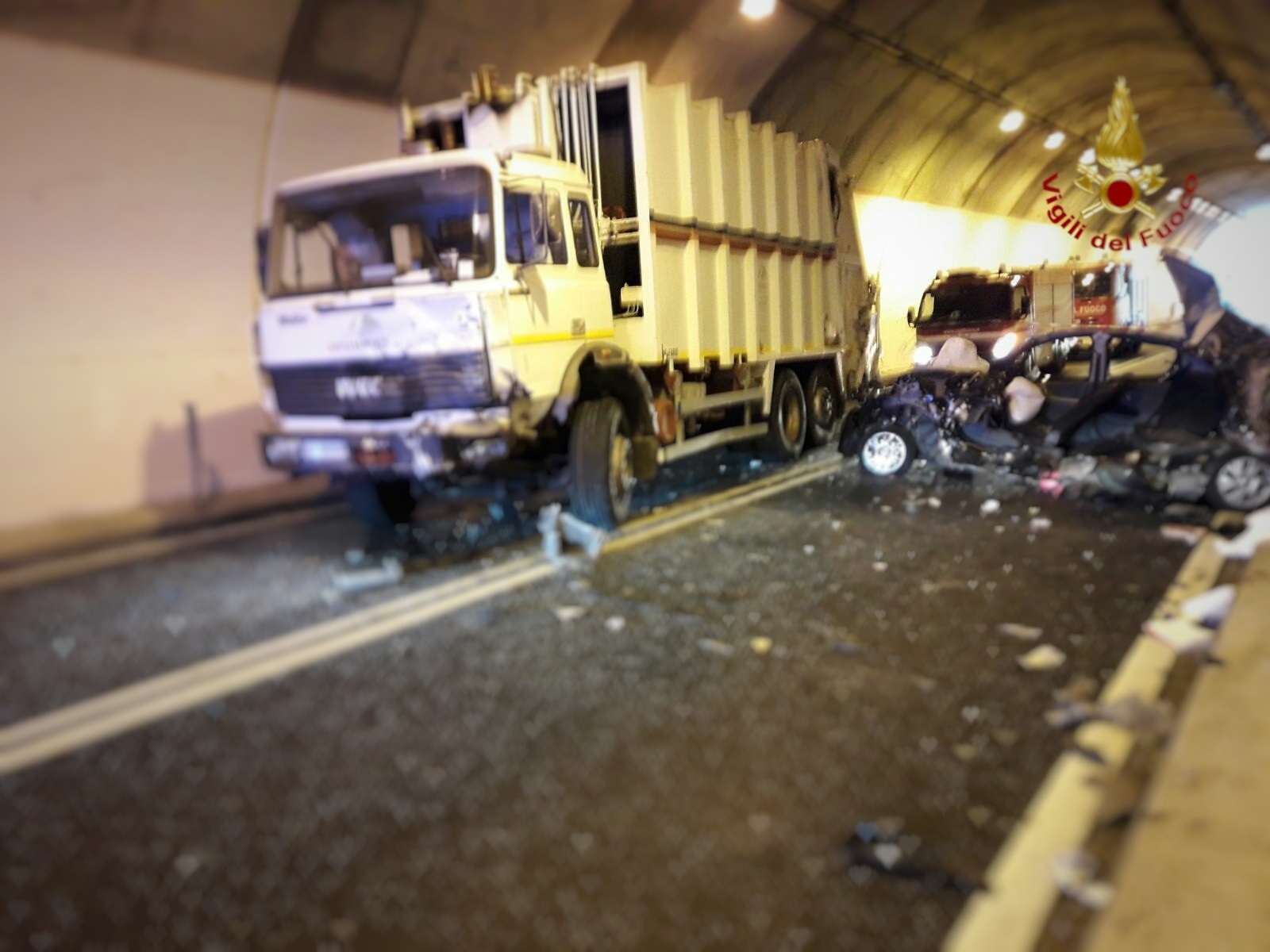 Tragedia al'alba, auto contro camion della spazzatura, muore un ventenne 