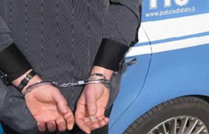 Abusa delle figlie adolescenti, arrestato il papà di 46 anni 