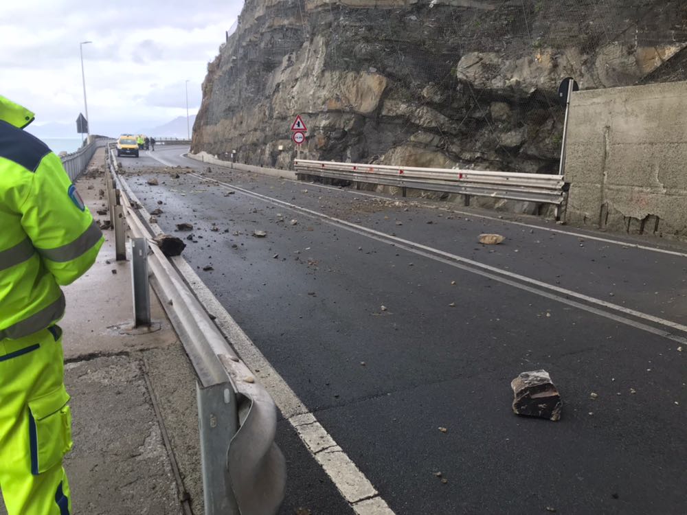 Frana sull'Aurelia, tutti in autostrada. Il sindaco: 