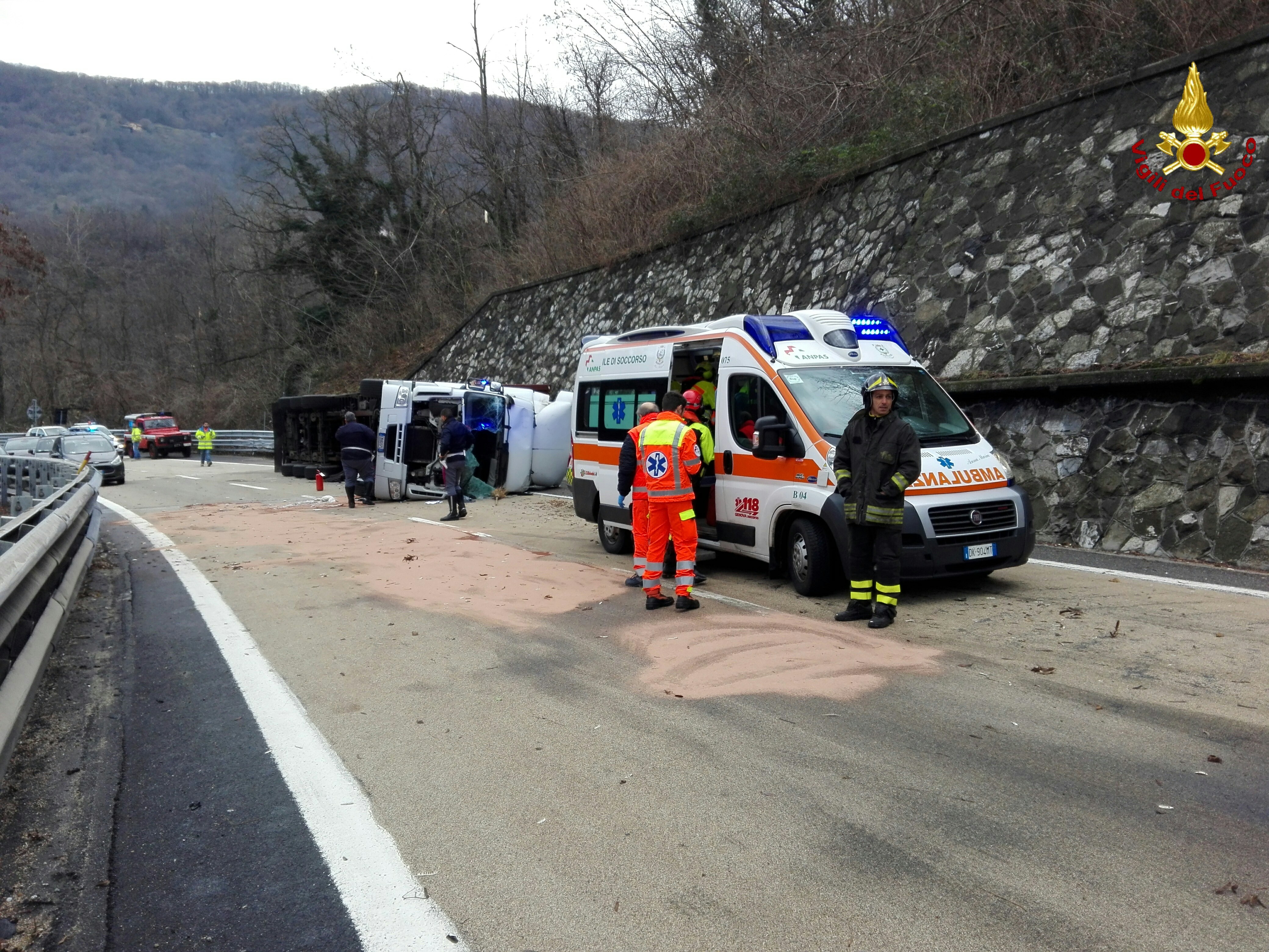 A7, tir si ribalta e resta su un fianco: disagi tra Busalla e Genova Bolzaneto