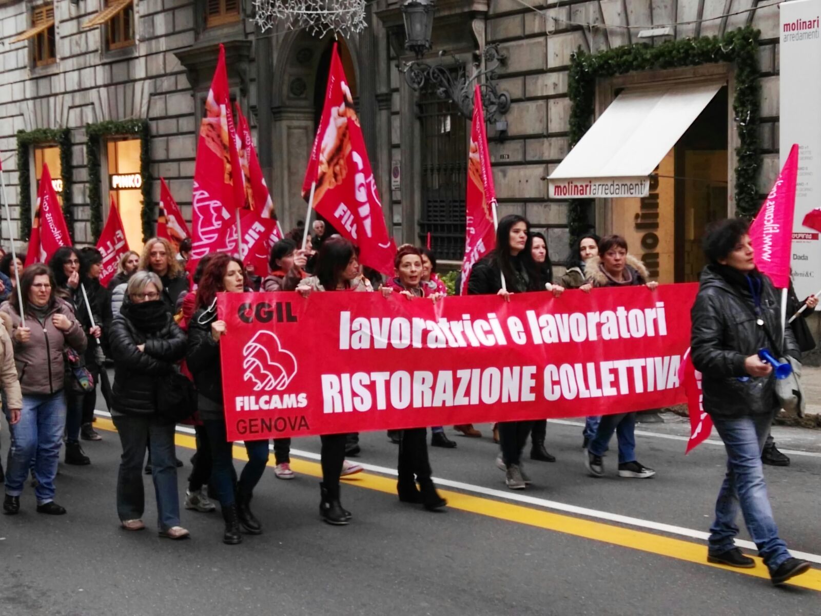 Mense scolastiche, solo la Cgil in piazza. Fronte spaccato: 