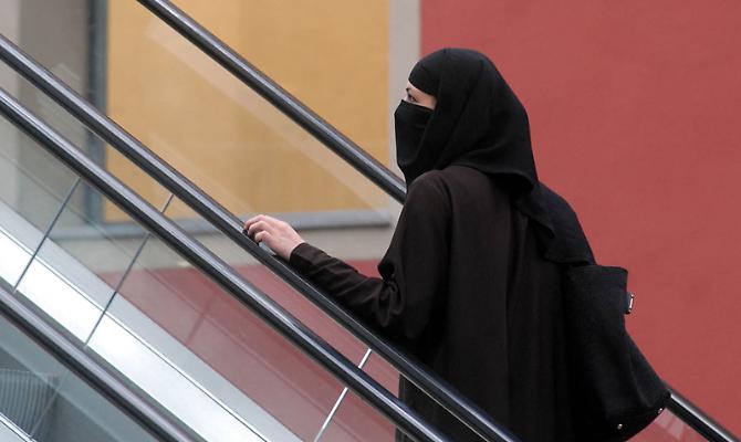 Burqa vietato nei luoghi pubblici, a Tursi si discute dell'ipotesi