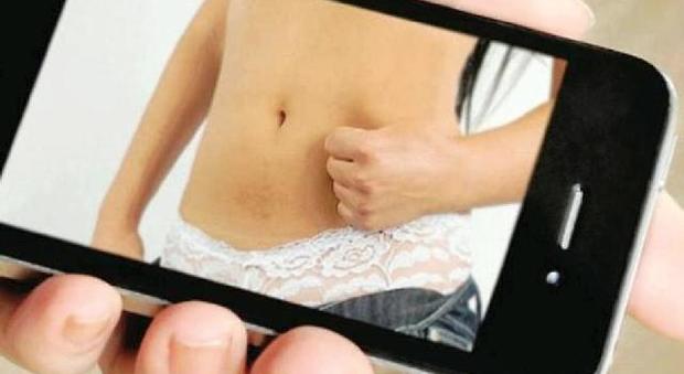 Sesso con 70enne, ragazza 18enne ricattata con foto hard