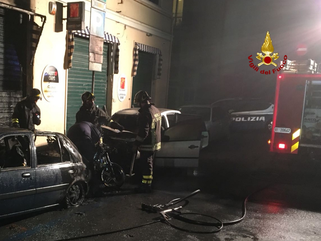 Incendio nella notte in via Cellini, in fiamme due auto e uno scooter