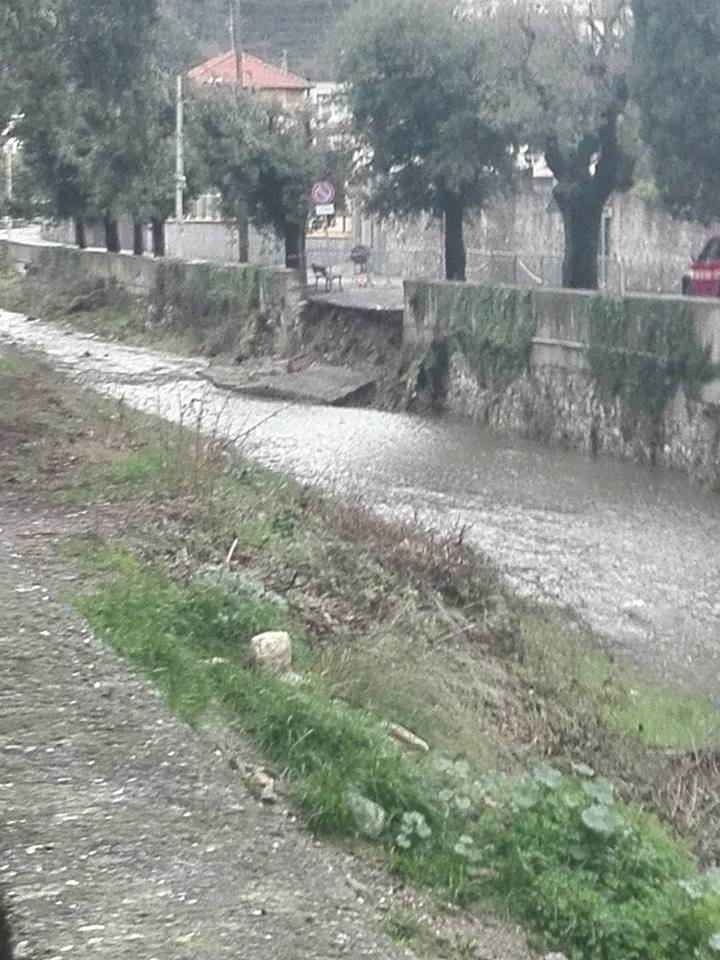 Finale Ligure, crollato parte dell'argine del torrente Aquila