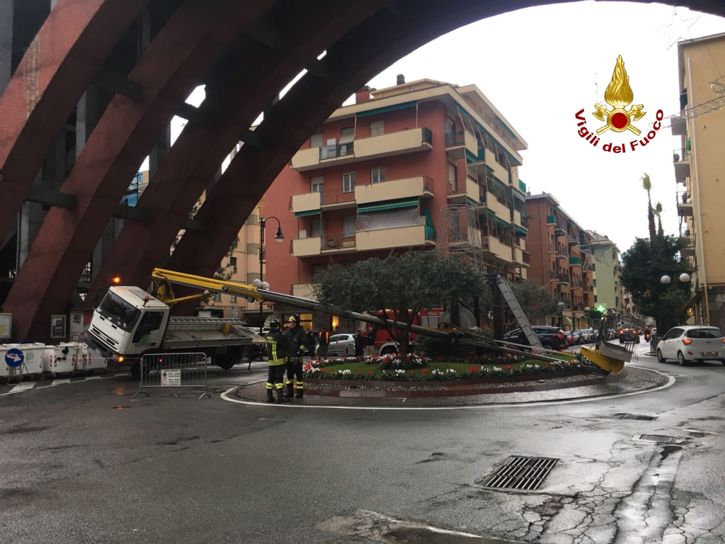 Recco, piattaforma aerea crolla in mezzo alla rotonda di via Roma