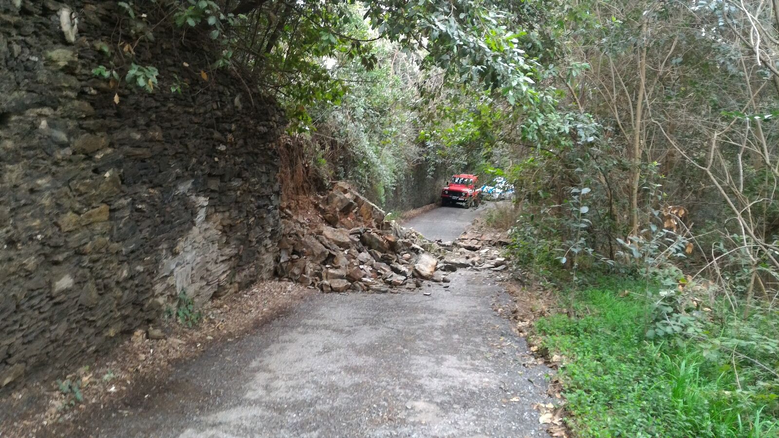 Crolla un muro in via Monte Contessa: isolate sette famiglie con un invalido