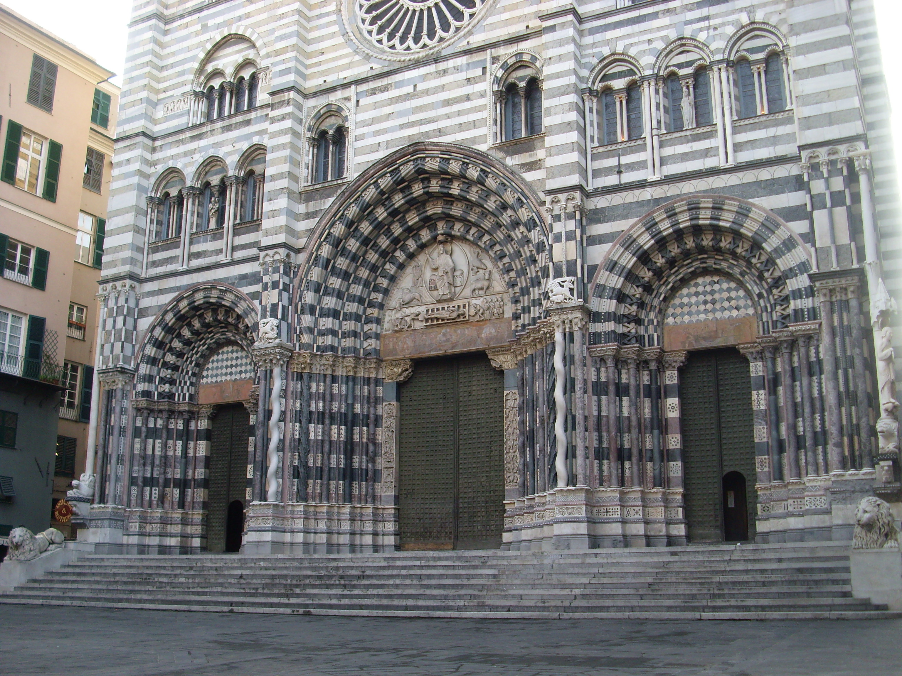 San Lorenzo, calcinacci dalla cattedrale: installate protezioni in legno