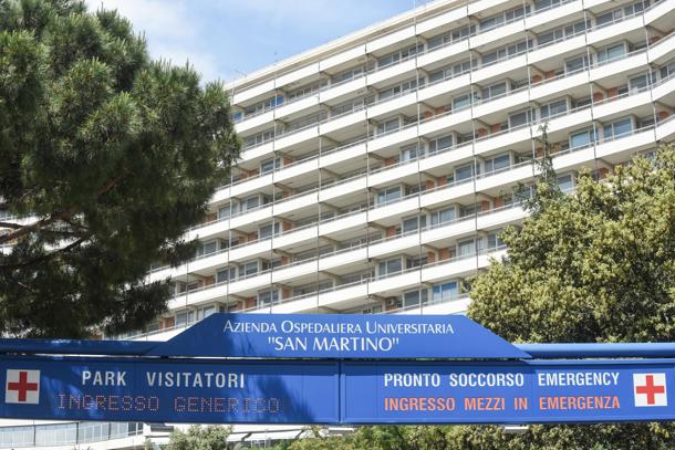 Vandali distruggono le bocchette antincendio, allagate le scale del monoblocco al San Martino