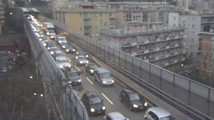 A7, tamponamento a catena dopo il casello di Genova Ovest: code in ingresso in città