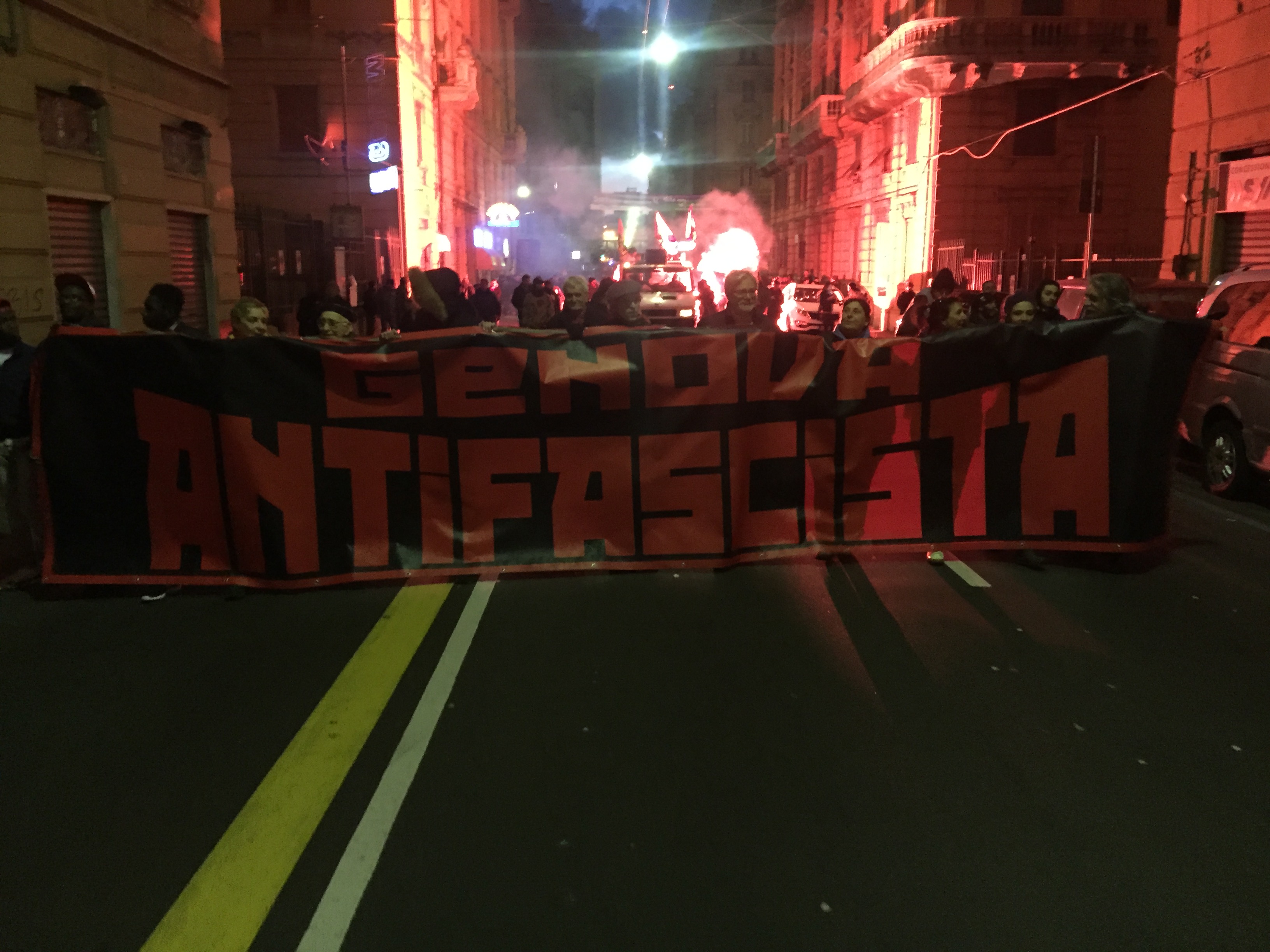 Corteo antifascista, quattromila in piazza: schierati 400 uomini delle forze dell'ordine