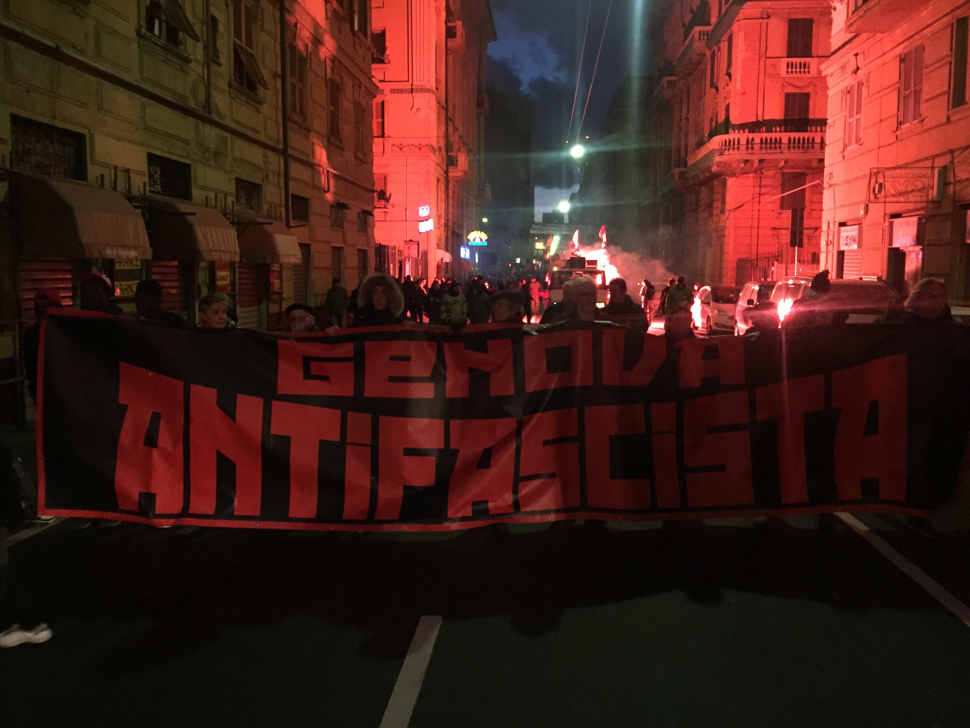 Corteo antifascista, 4000 manifestanti: danni alle vetrine ma nessuno scontro