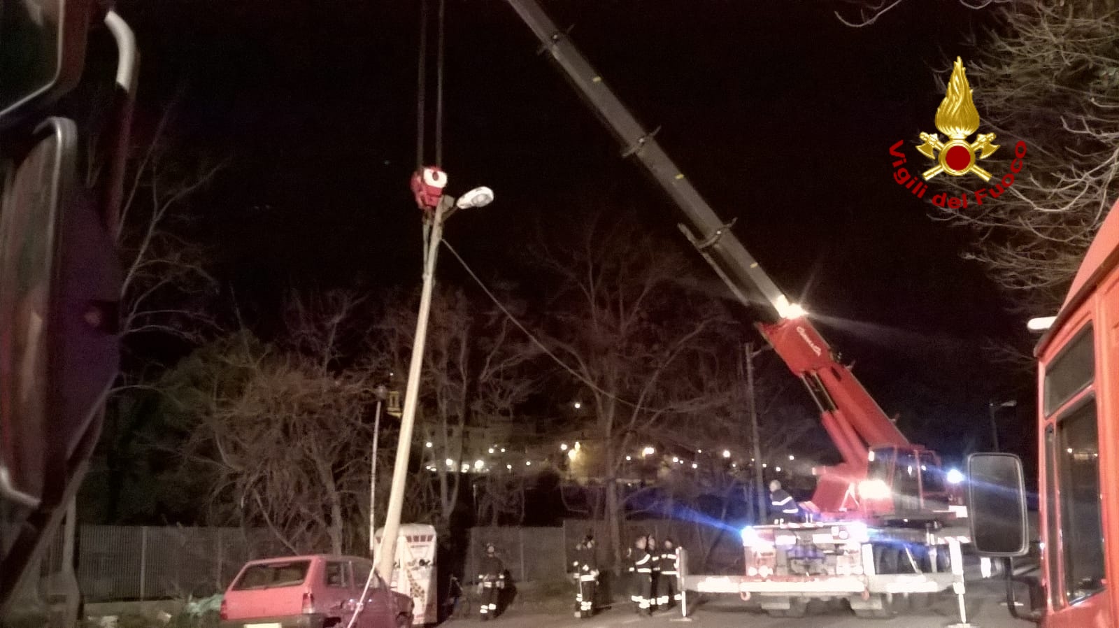 Incidente in via Borzoli: auto fuori strada, il lampione resta pericolante