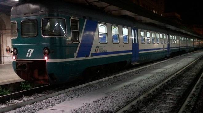 Odissea notturna sul treno regionale: bloccati per 3 ore al freddo in galleria