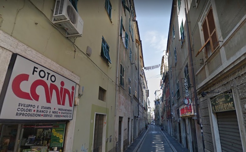 Crepe sul muro, pericolo crollo: evacuati cinque appartamenti in via D'Andrade