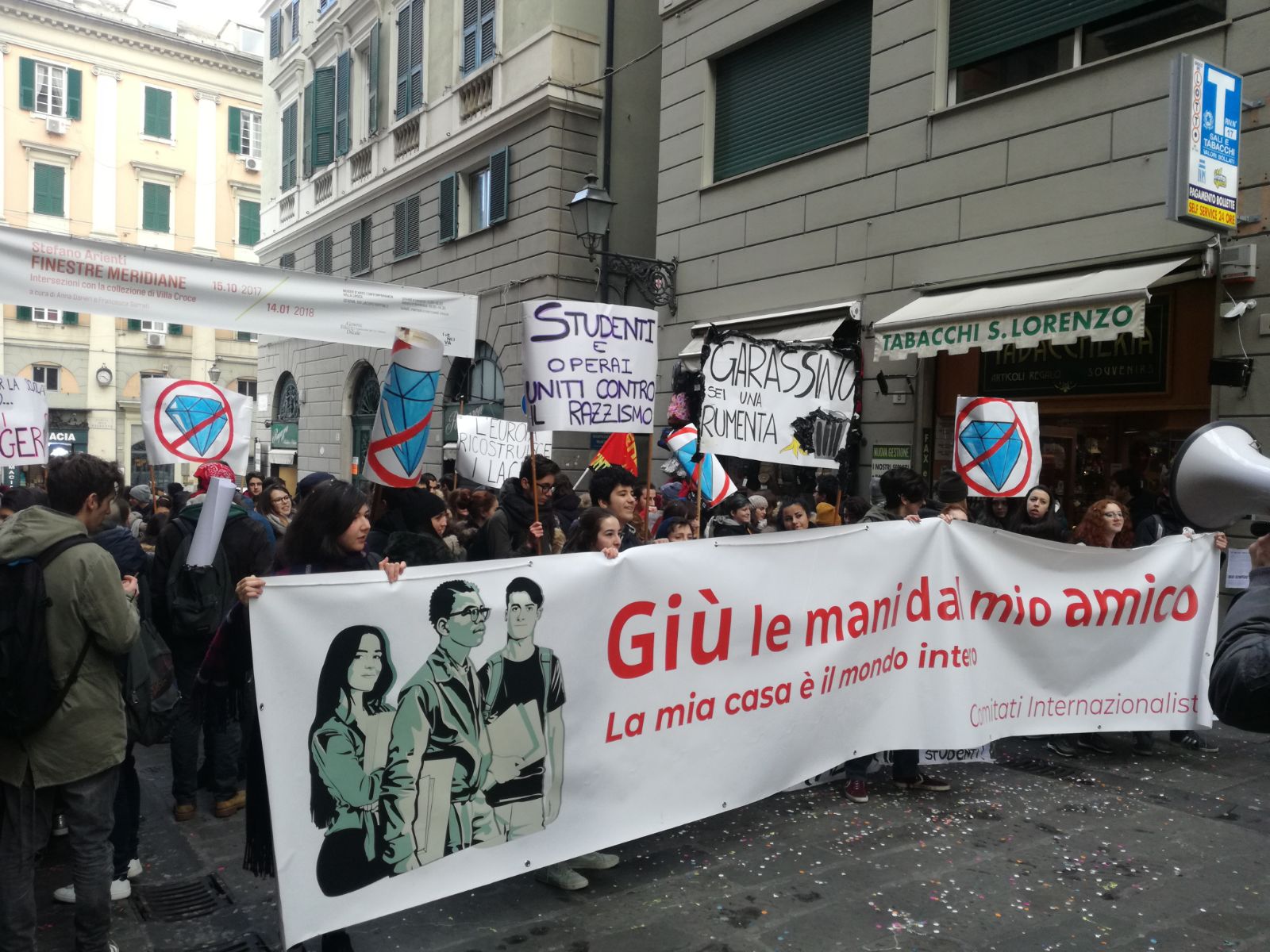 Corteo antirazzista a Genova, gli studenti scendono in piazza