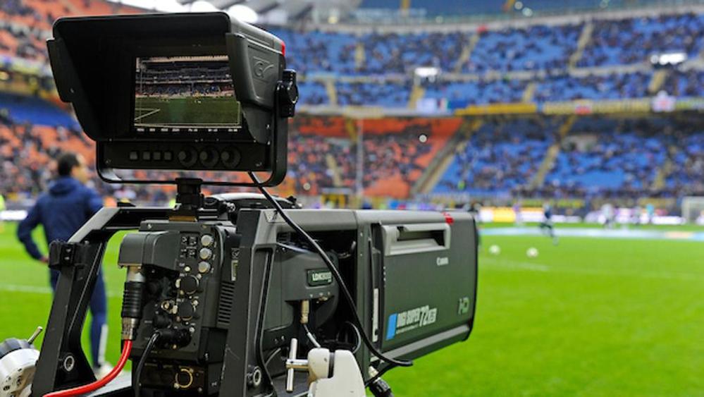 Alle 19.30 'Spritz Sport'  sui diritti TV:  ecco il maxi spezzatino ma i tifosi cosa ne pensano? 