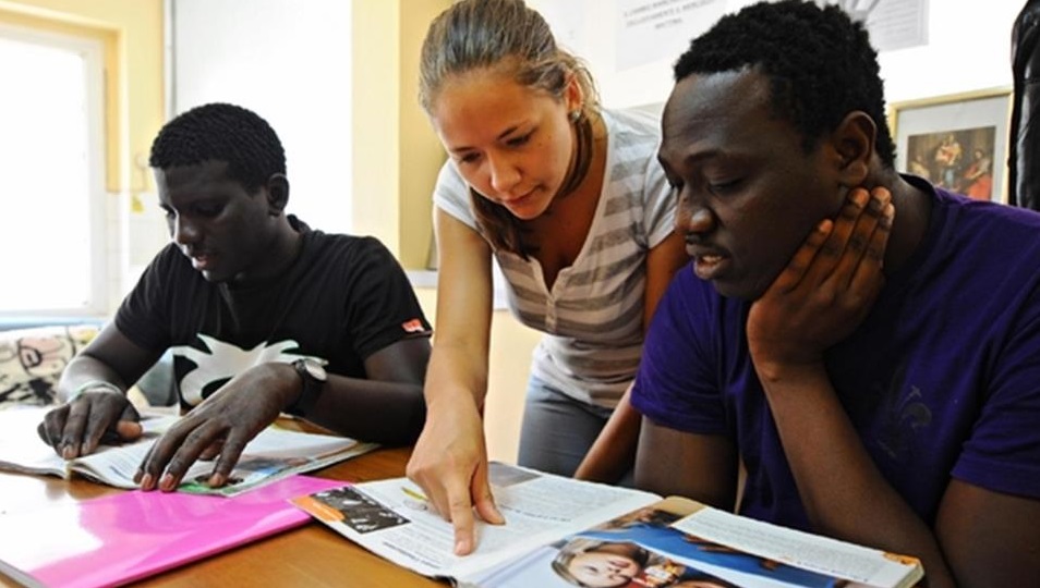 All'Università di Genova nasce un master per l'accoglienza dei migranti