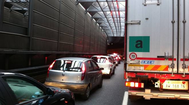 Incidente in autostrada A12 tra Rapallo e Chiavari: auto ribaltata, coda verso levante