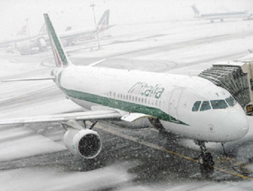 Copiosa nevicata a Roma, cancellazioni e ritardi per i voli Genova-Fiumicino