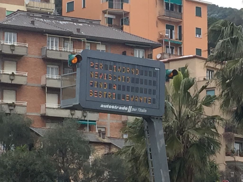 A12, caso cartelloni informativi: fino a Sestri Levante nevischio ma poi... 