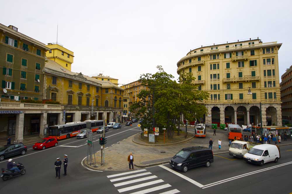 Sampierdarena, un bando per i negozi 'sani': esclusi sexy shop, call center, mini market