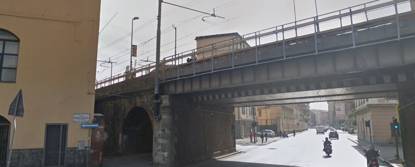 Sampierdarena: si butta giù dal ponte e colpisce in pieno un'auto in transito