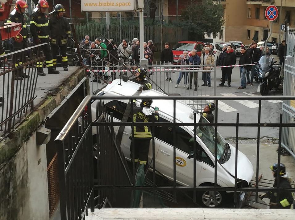 Tampona l'auto parcheggiata, sfonda la ringhiera e vola giù da un vialetto