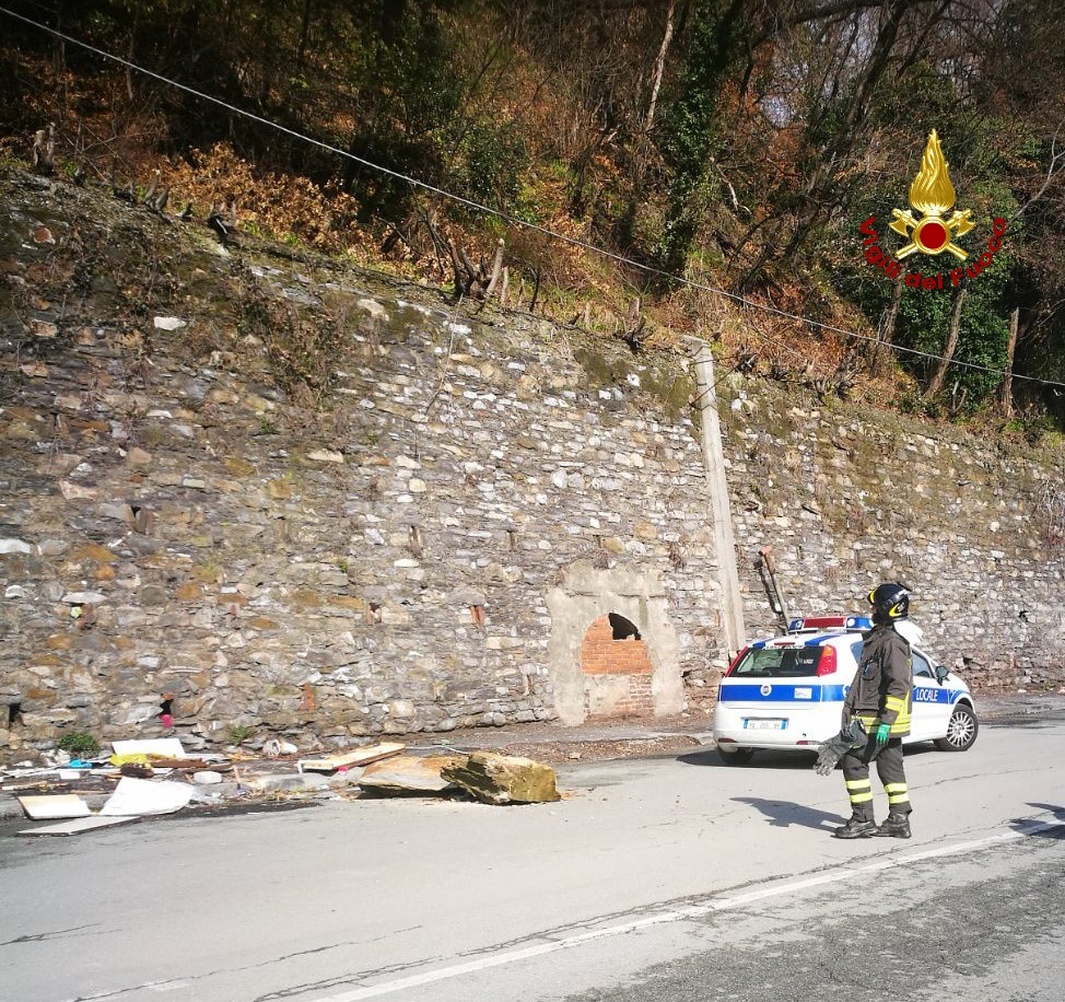 Massi si staccano dal muretto e invadono corso Perrone   