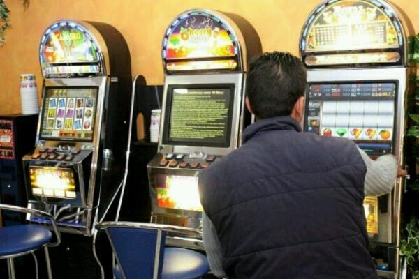 Sfondano il muro e portano via il videopoker: ladri in fuga con 20mila euro