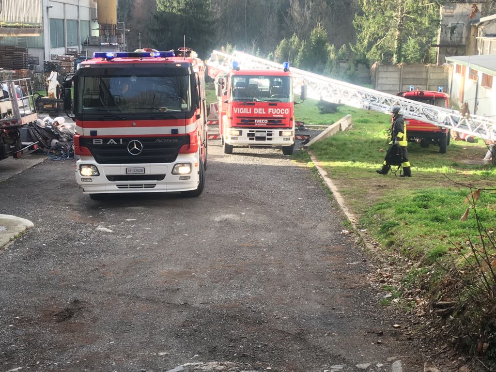 Incendio in una villetta di Moconesi, distrutto il tetto della casa