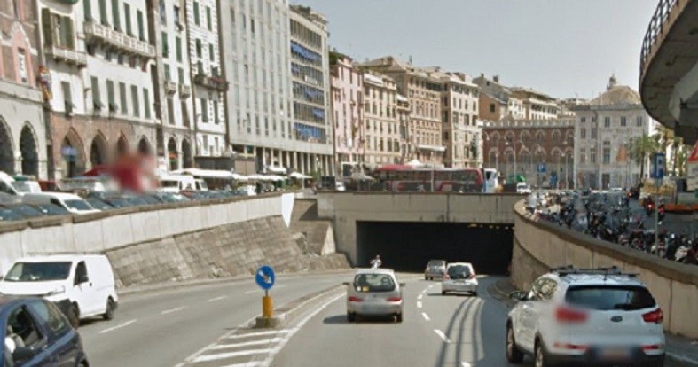 Cade un lampione nel sottopasso di Caricamento, traffico in tilt in centro a Genova