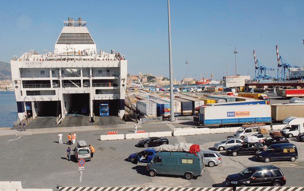 Incidente sul lavoro in porto, nostromo colpito da bullone: rischia di perdere l'occhio