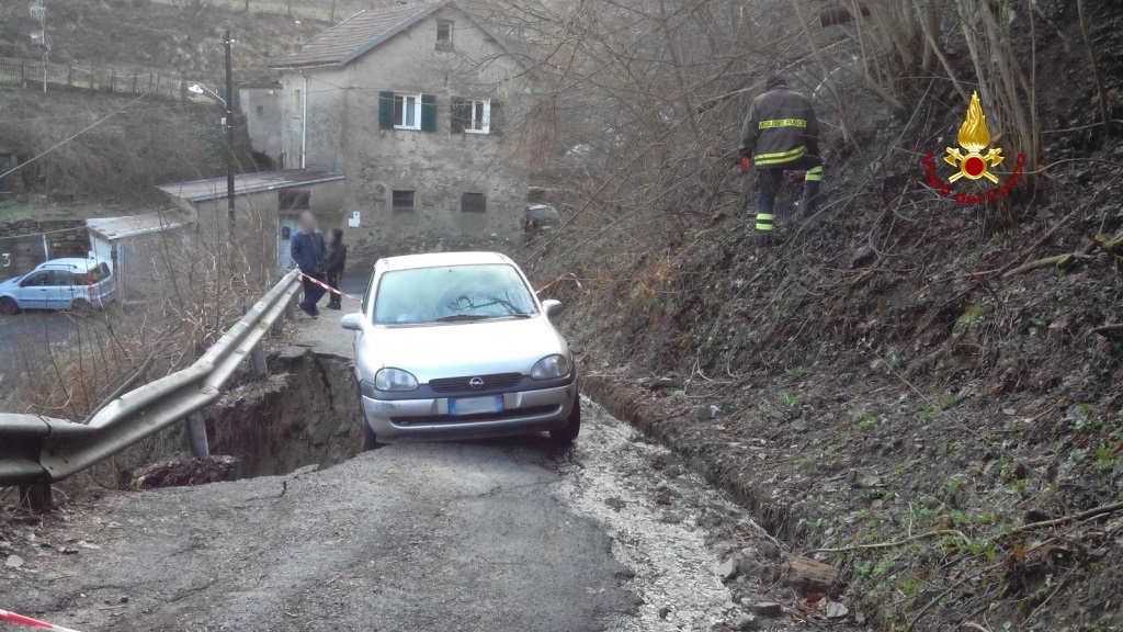 Cede l'asfalto e si apre una voragine, automobilista in salvo  