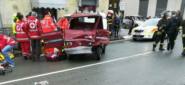 Scontro Ape-auto in Valfontanabuona, morto all'ospedale un 53enne