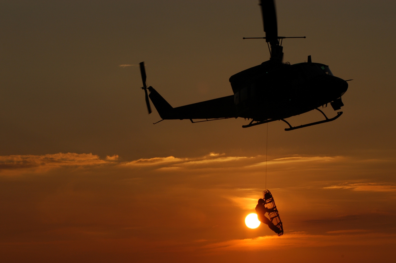 Surfista a Chiavari si rifugia sopra una scogliera: portato in elicottero al San Martino