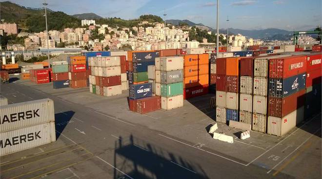 Porto, camionista muore travolto da un tir. Operazioni sospese al Vte